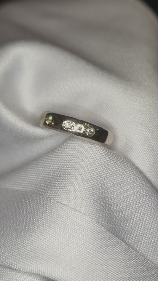 Ring mit zwei Edelsteinen