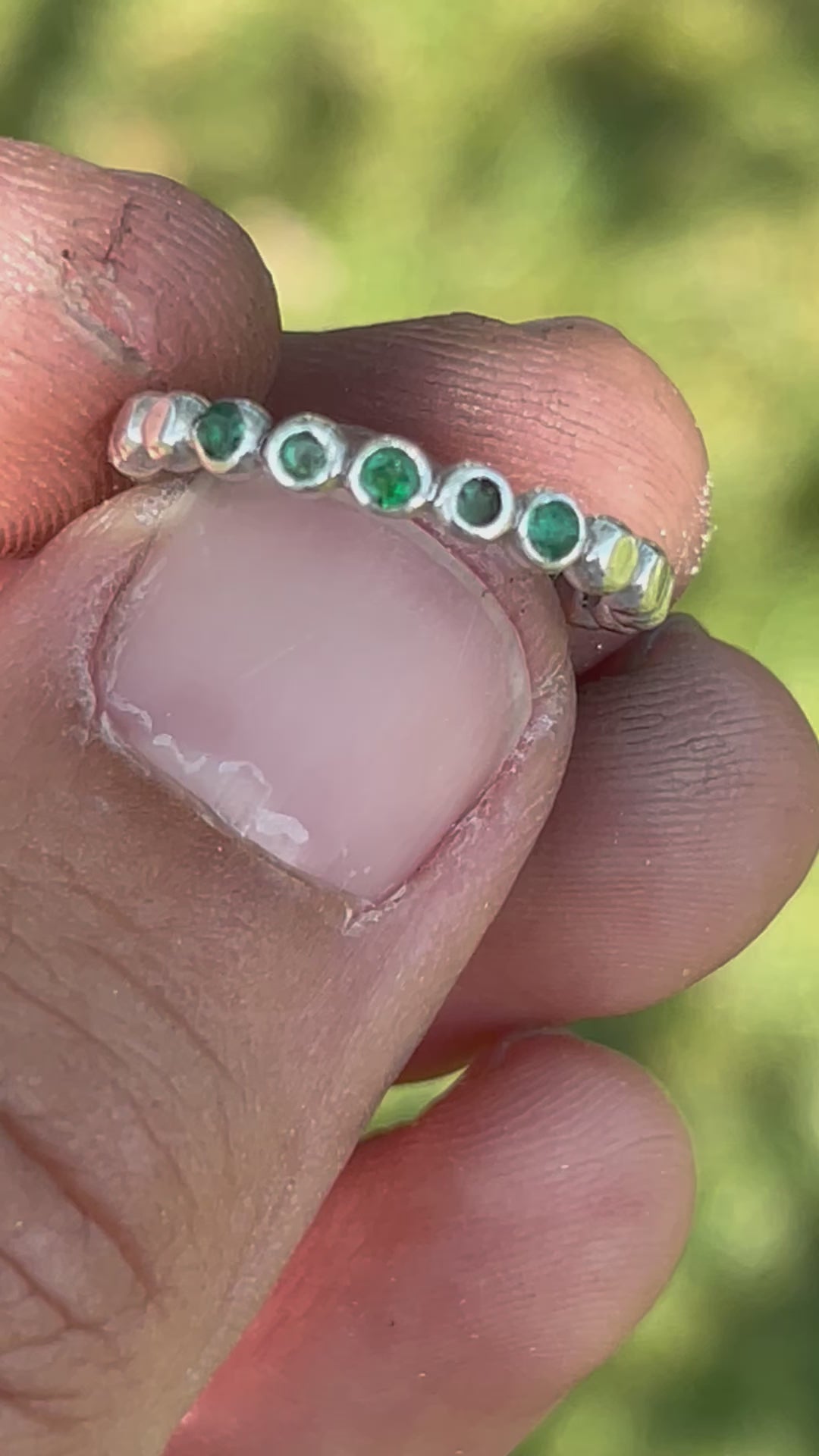 gem bead ring with 5 emeralds